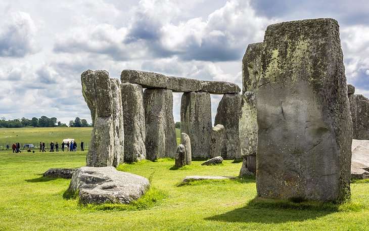 Stonehenge - Places to Visit in UK