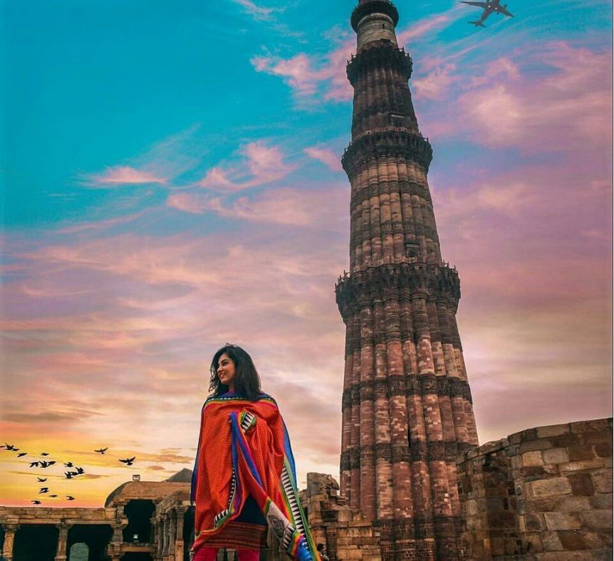 Tourist with Qutub Minar - Delhi