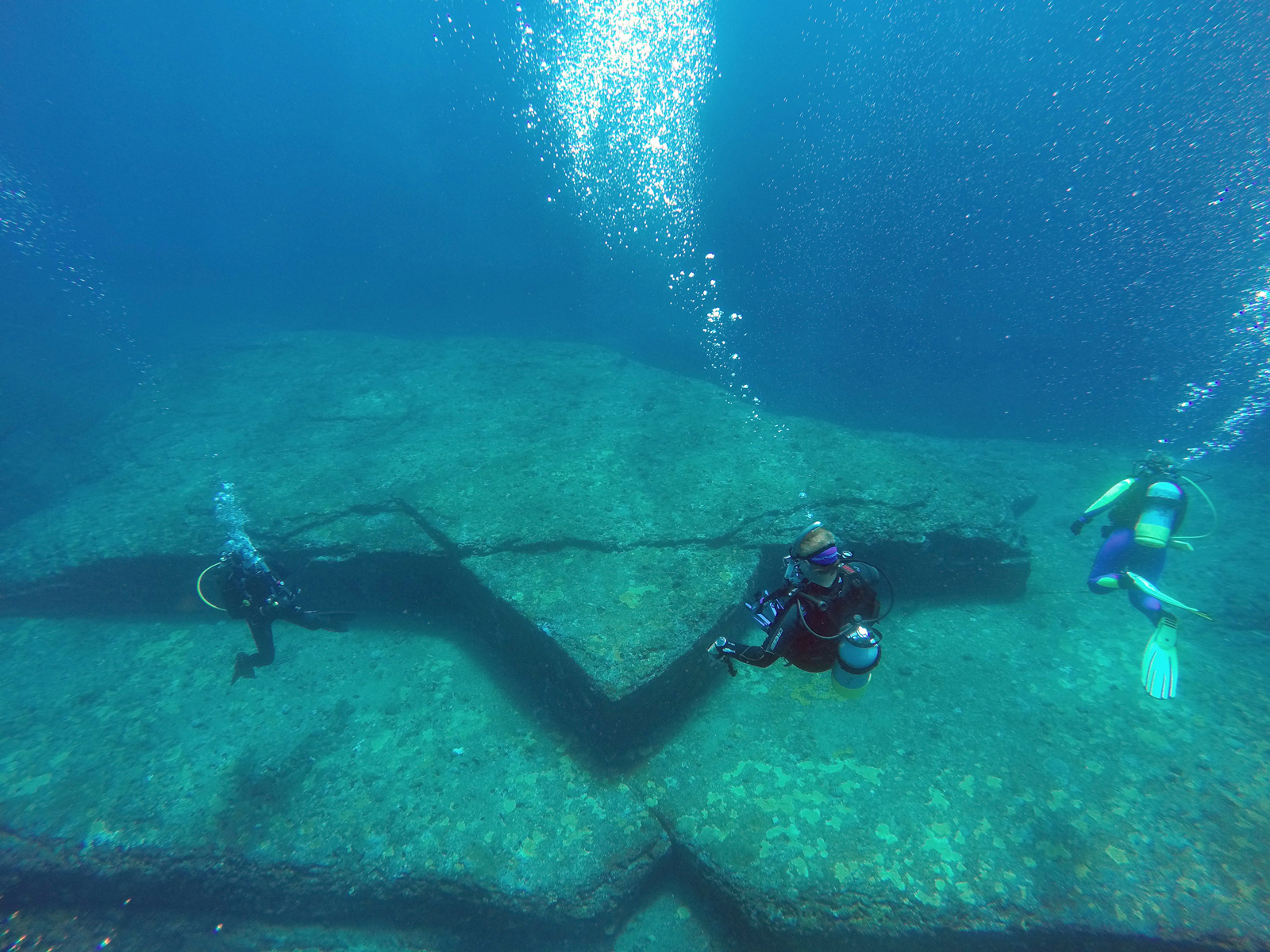Divers investigating Yonaguni Monument